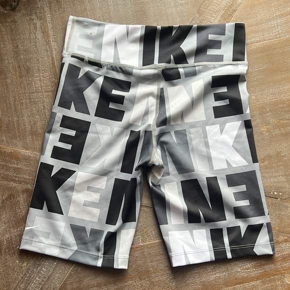 GIRLS NIKE BIKER SHORTS - Picture 2 of 4